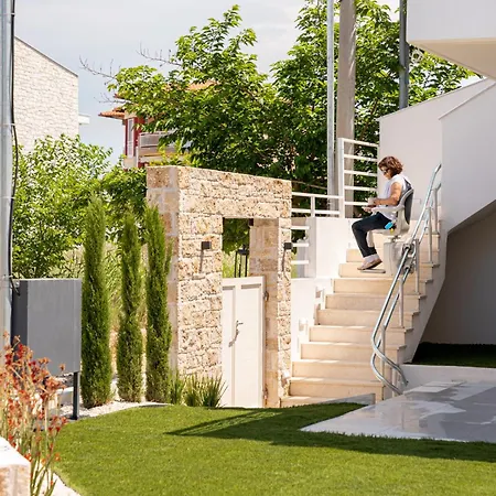 Irista By Golden Host Apartment