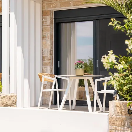 Irista By Golden Host Appartement