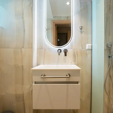 Irista By Golden Host Apartment